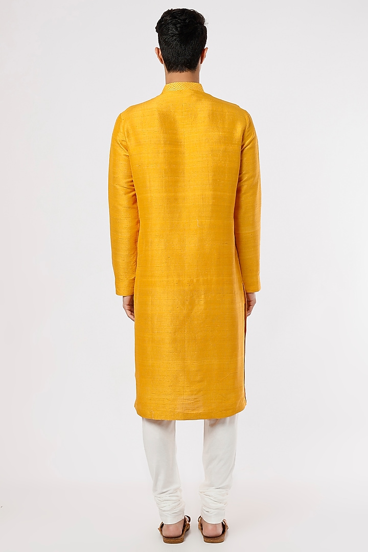 Haldi Silk Textured Kurta Set by Divyam Mehta Men at Pernia's Pop Up Shop