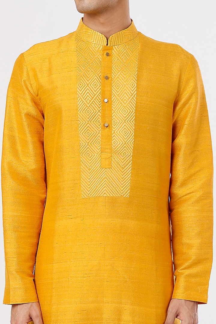 Haldi Silk Textured Kurta Set by Divyam Mehta Men at Pernia's Pop Up Shop