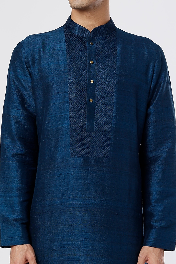 Navy Blue Silk Textured Kurta Set by Divyam Mehta Men at Pernia's Pop Up Shop