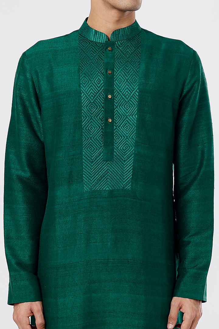 Bottle Green Silk Textured Kurta Set by Divyam Mehta Men at Pernia's Pop Up Shop