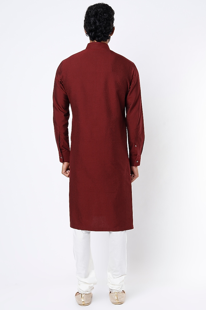 Maroon Katan Silk Textured Kurta Set by Divyam Mehta Men at Pernia's Pop Up Shop