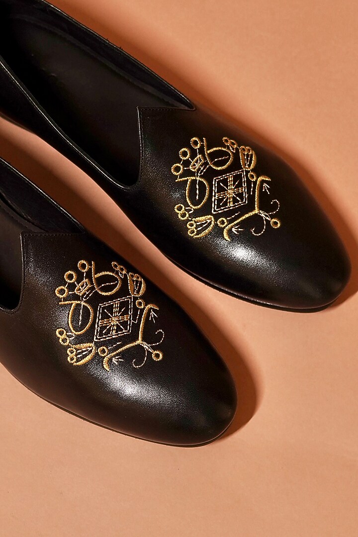 Black Full Grain Leather Hand Embroidered Mojaris by Dmodot at Pernia's Pop Up Shop