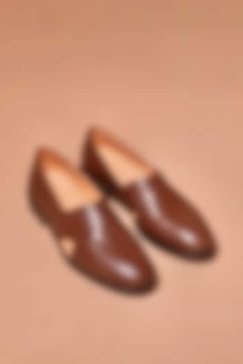 Brown Grain Leather Peshwari by Dmodot at Pernia's Pop Up Shop