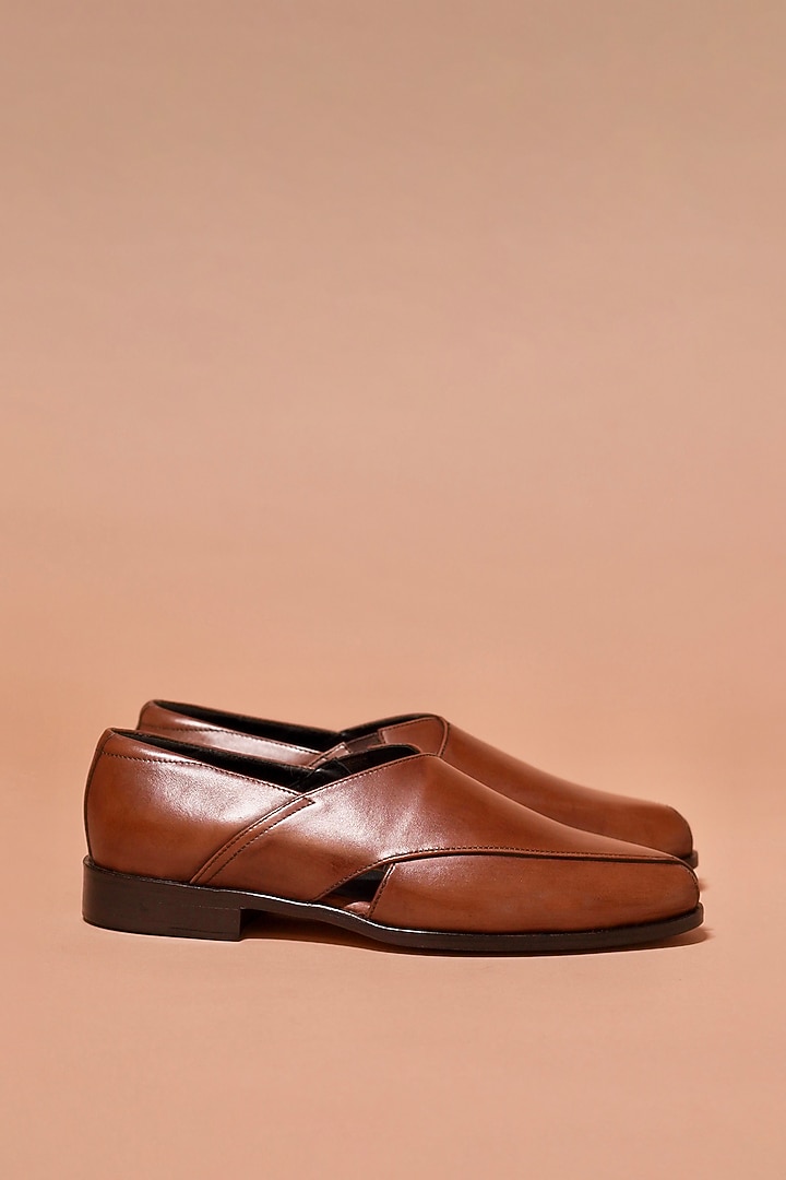 Dark Brown Grain Leather Peshwari by Dmodot at Pernia's Pop Up Shop