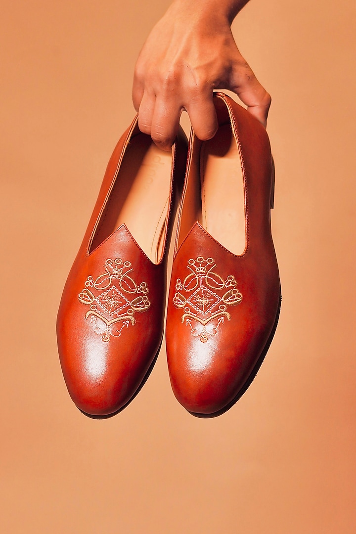 Dark Tan Leather Hand Embroidered Mojaris by Dmodot at Pernia's Pop Up Shop