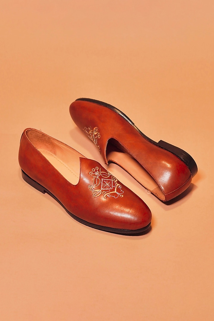 Dark Tan Leather Hand Embroidered Mojaris by Dmodot at Pernia's Pop Up Shop