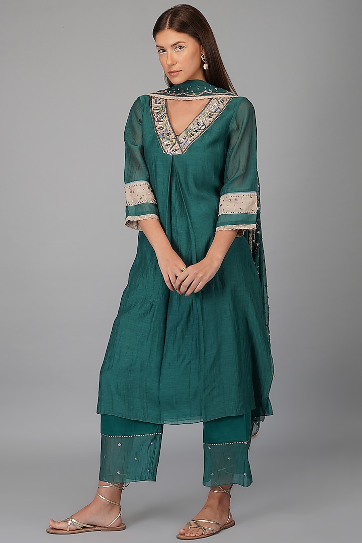 Emerald Green Chanderi Embroidered Kurta Set by Devyani Mehrotra at Pernia's Pop Up Shop