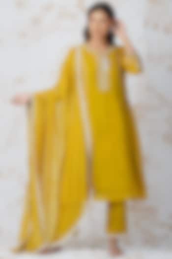 Yellow Embroidered Kurta Set by Devyani Mehrotra