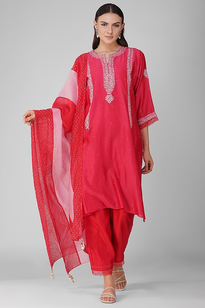 Red Chanderi Embroidered Kurta Set by Devyani Mehrotra