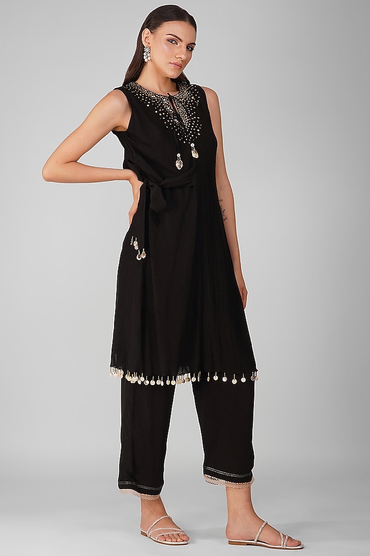 Black Chanderi Embroidered Tunic Set by Devyani Mehrotra at Pernia's Pop Up Shop