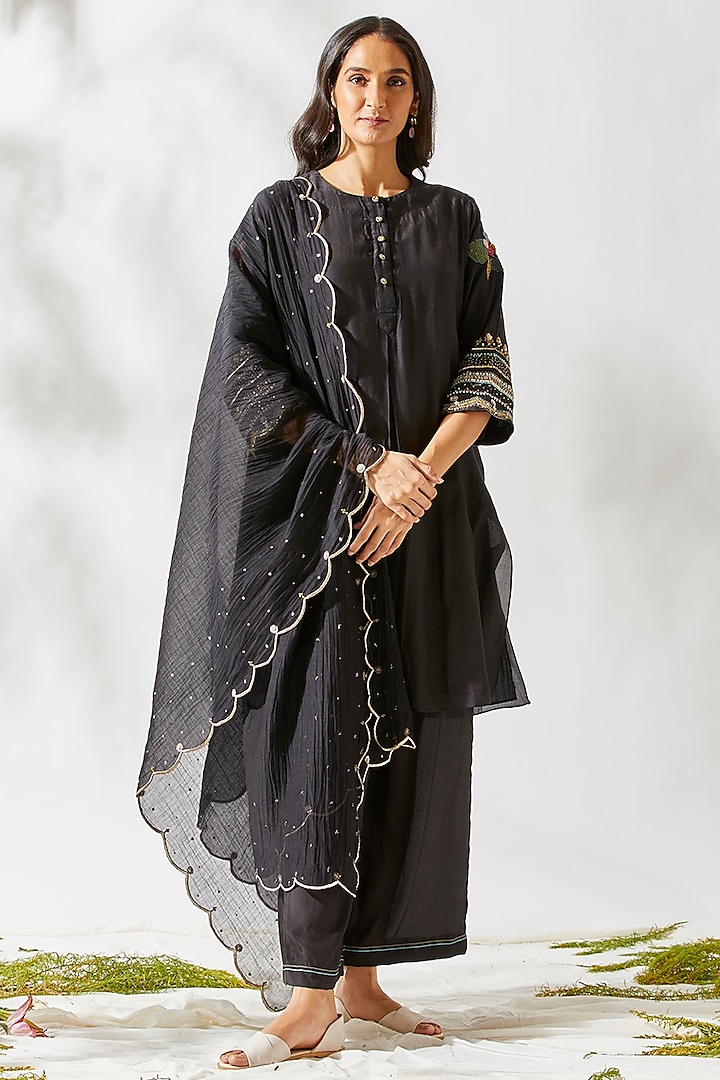 Black Appliques Embroidered Kurta Set by Devyani Mehrotra