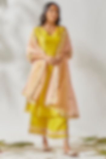 Yellow Embroidered Kurta Set For Girls by Devyani Mehrotra - Kids at Pernia's Pop Up Shop