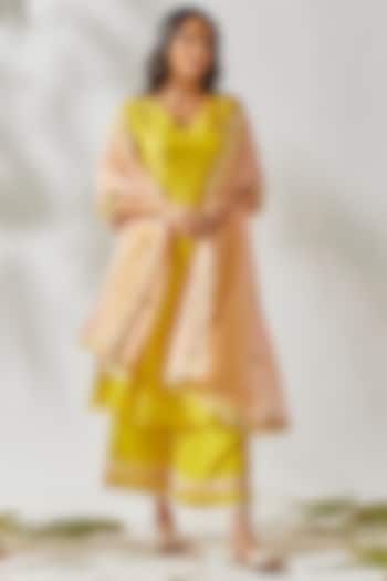 Yellow Embroidered Kurta Set For Girls by Devyani Mehrotra - Kids