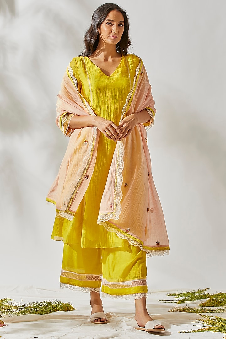 Yellow Embroidered Kurta Set For Girls by Devyani Mehrotra - Kids at Pernia's Pop Up Shop