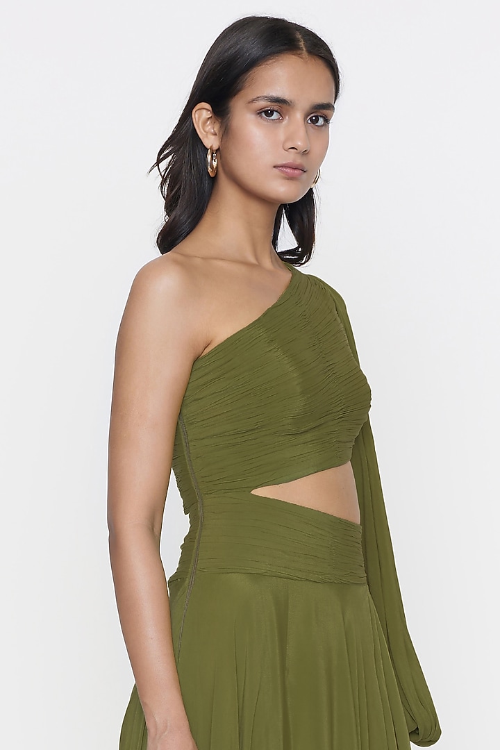 Parrot Green Crepe Gown by Deme by Gabriella at Pernia's Pop Up Shop