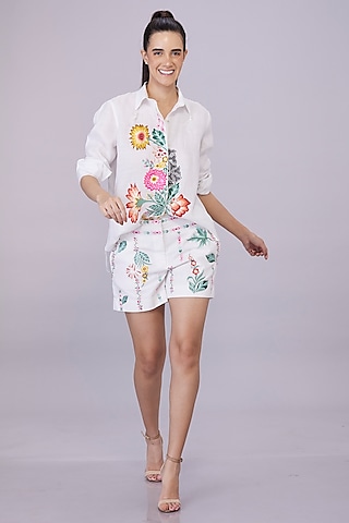 White Linen Blend Floral Thread Embroidered Shorts by Dilnaz Karbhary