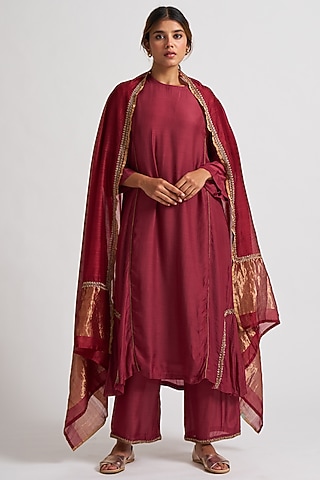 Red Hand Embroidered Kurta Set

 by Dot