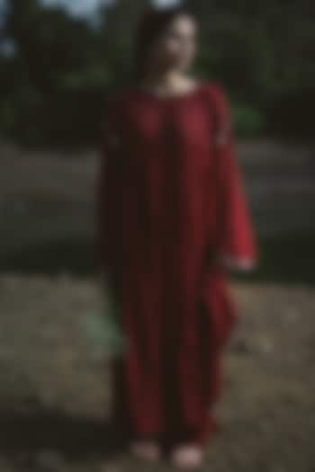 Maroon Embroidered Anti-Fit Kurta Set by Dot at Pernia's Pop Up Shop