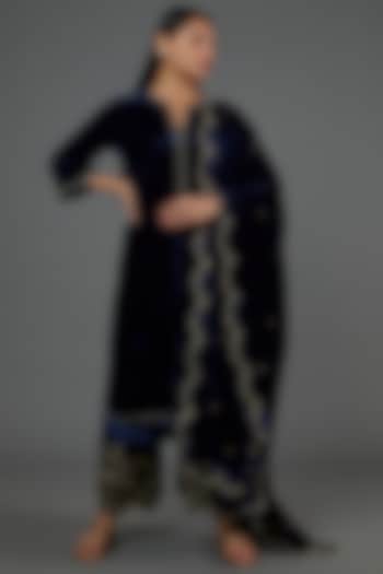 Deep Blue Velvet Hand Embroidered Kurta Set by Blue Lotus at Pernia's Pop Up Shop