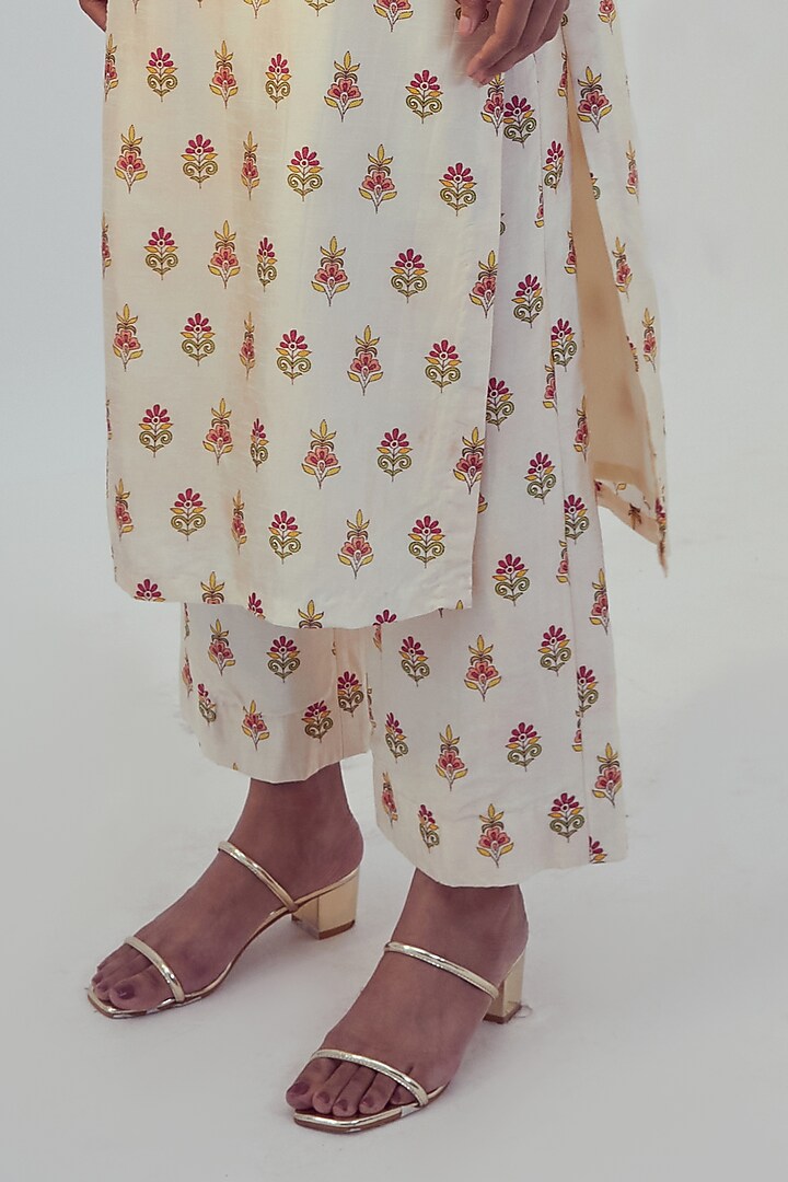 Ivory Printed Kurta Set by Drishti & Zahabia at Pernia's Pop Up Shop