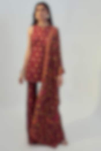 Maroon Hand Embroidered Kurta Set by Drishti & Zahabia at Pernia's Pop Up Shop