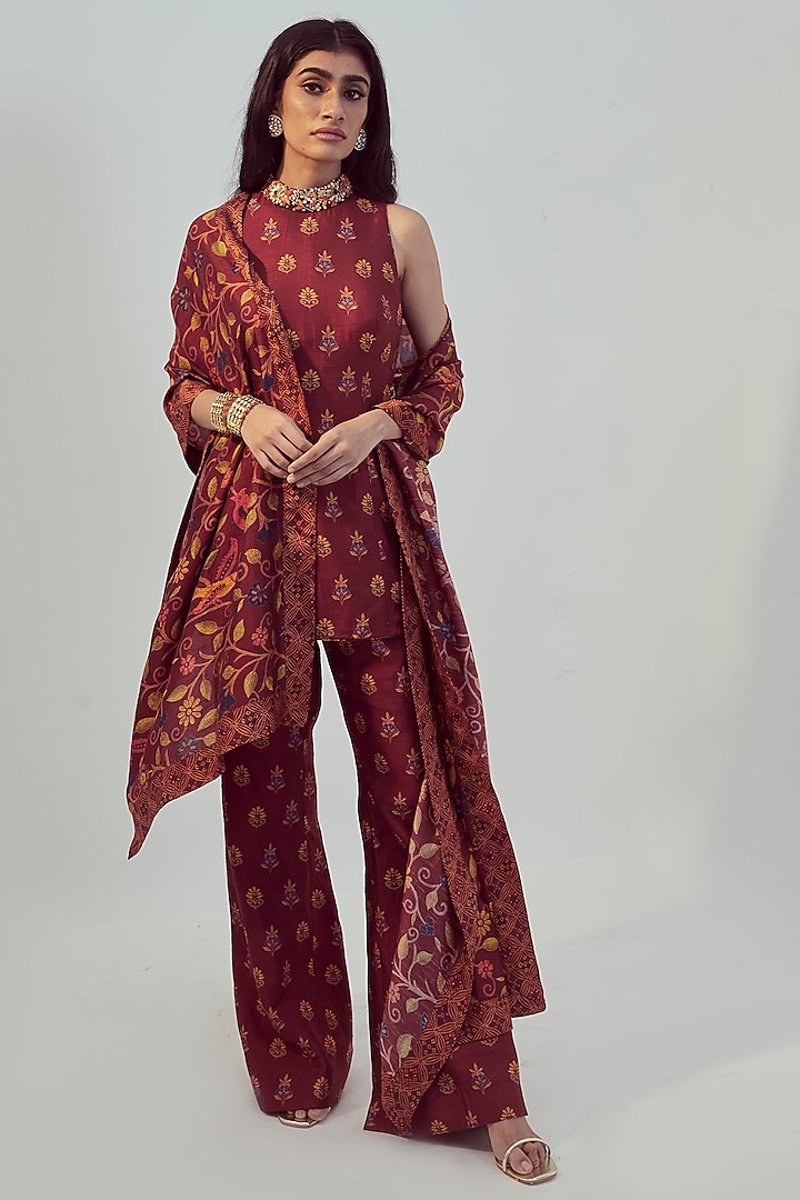 Maroon Hand Embroidered Kurta Set by Drishti & Zahabia at Pernia's Pop Up Shop