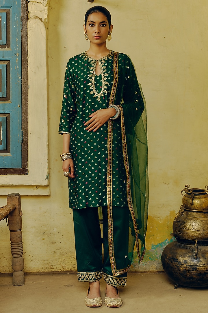 Emerald Green Dupion Silk Bandhani Printed & Hand Embroidered Kurta Set by Drishti & Zahabia at Pernia's Pop Up Shop