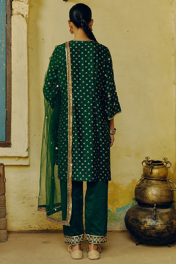 Emerald Green Dupion Silk Bandhani Printed & Hand Embroidered Kurta Set by Drishti & Zahabia at Pernia's Pop Up Shop