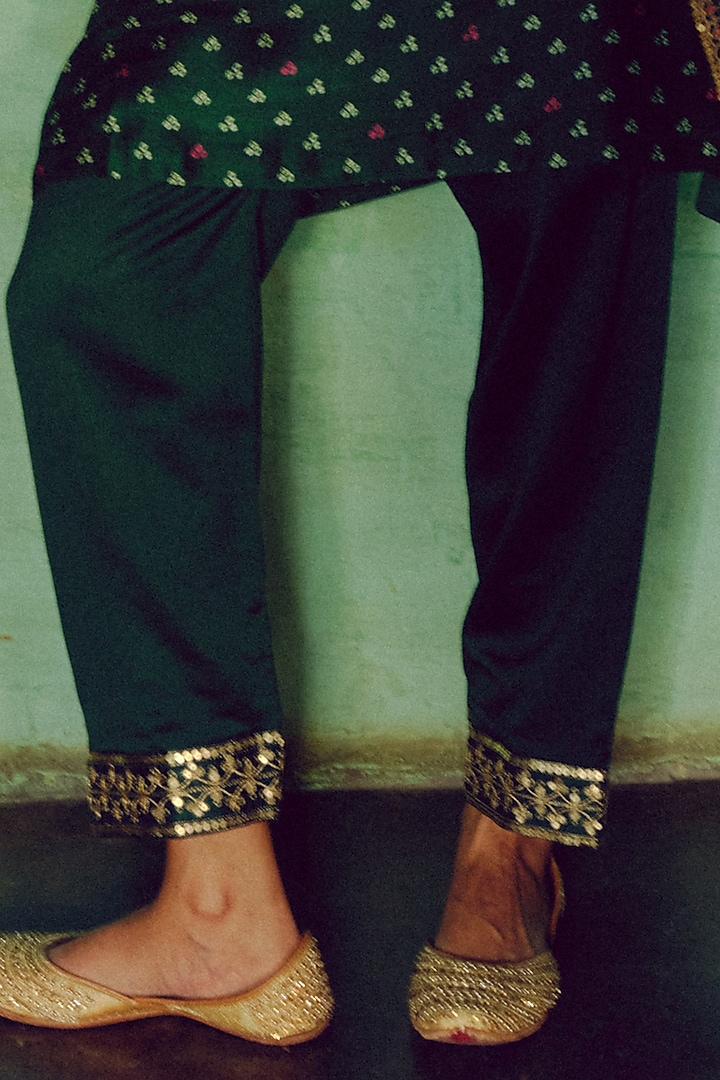 Emerald Green Dupion Silk Bandhani Printed & Hand Embroidered Kurta Set by Drishti & Zahabia at Pernia's Pop Up Shop