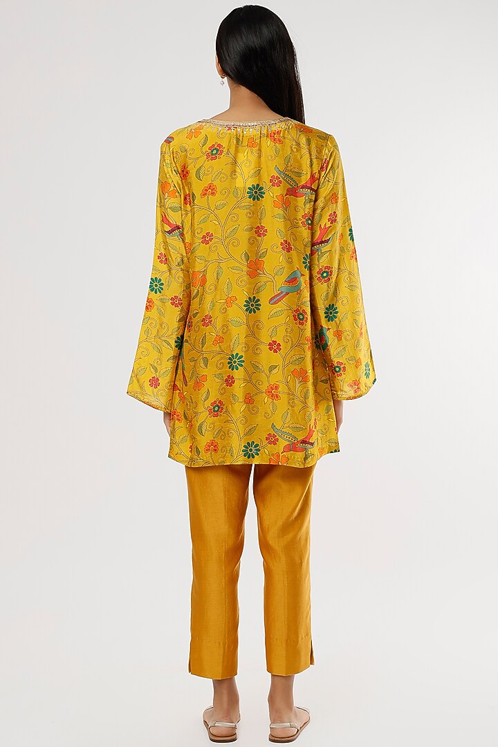 Yellow Embroidered Kurta Set by Drishti & Zahabia at Pernia's Pop Up Shop
