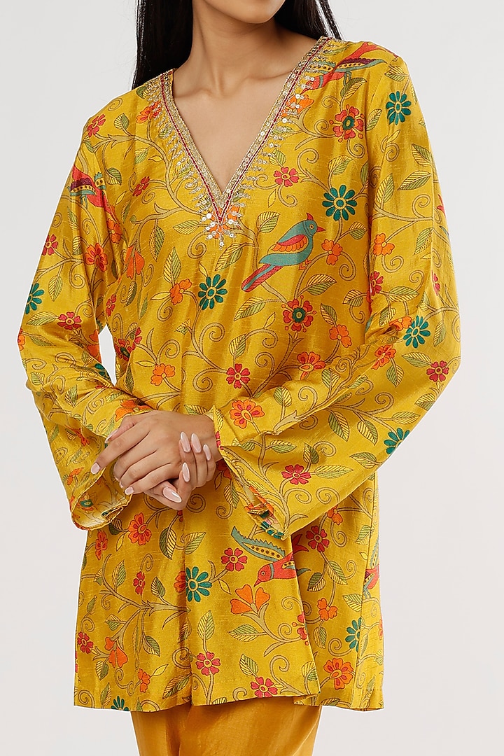 Yellow Embroidered Kurta Set by Drishti & Zahabia at Pernia's Pop Up Shop