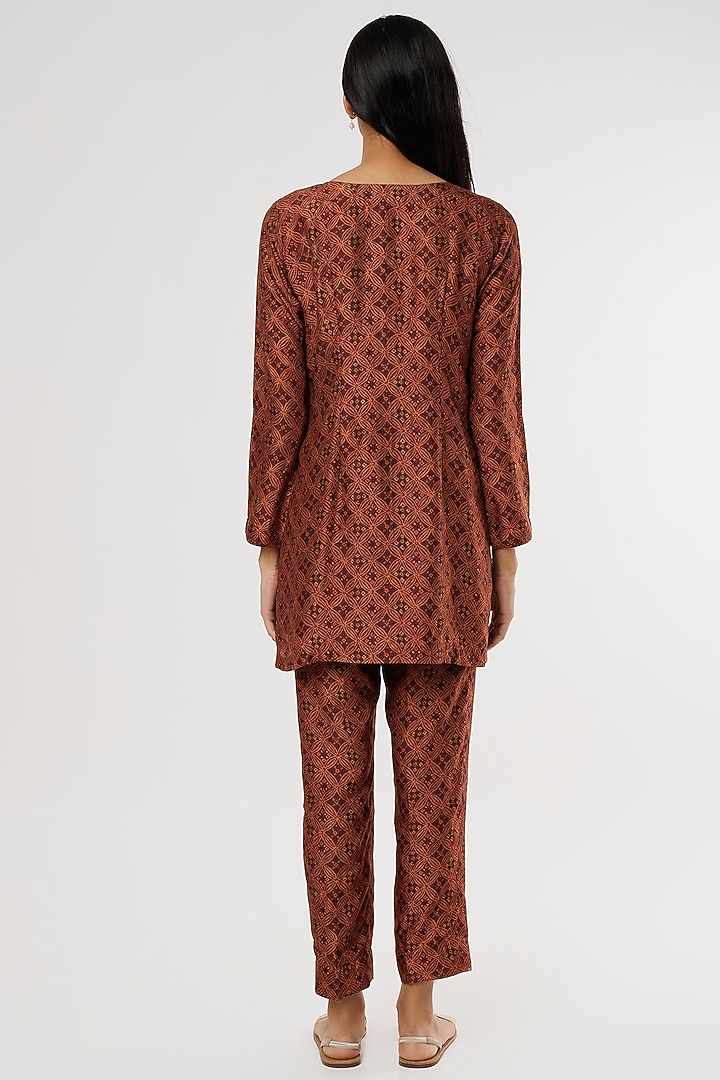 Maroon Embroidered Kurta Set by Drishti & Zahabia at Pernia's Pop Up Shop