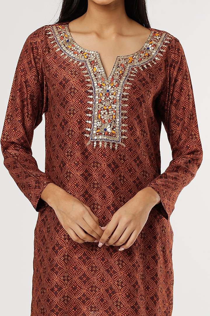 Maroon Embroidered Kurta Set by Drishti & Zahabia at Pernia's Pop Up Shop