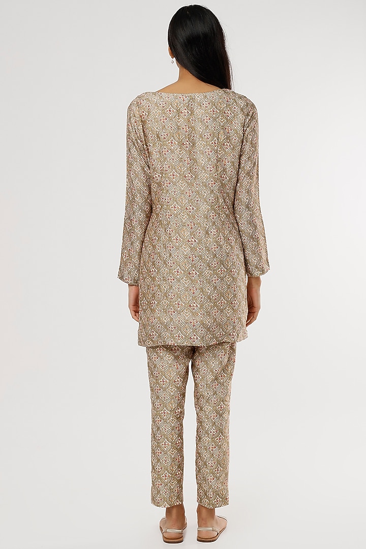 Ivory Printed Kurta Set by Drishti & Zahabia at Pernia's Pop Up Shop