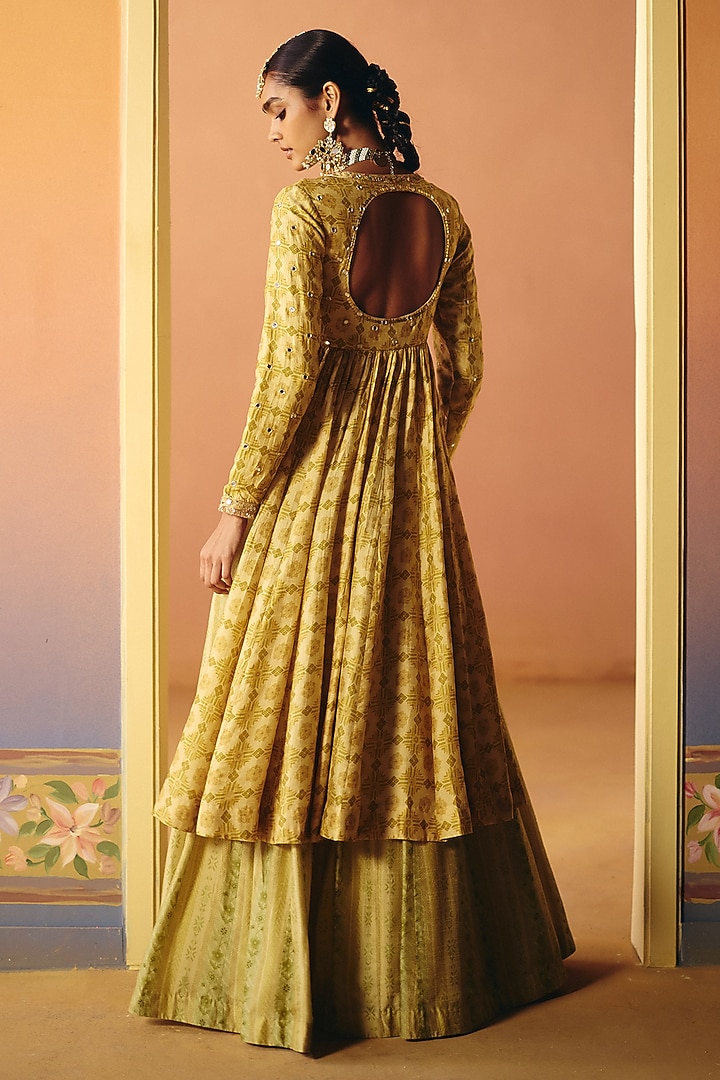 Ivory Dupion Silk Printed Pleated Skirt Set by Drishti & Zahabia at Pernia's Pop Up Shop