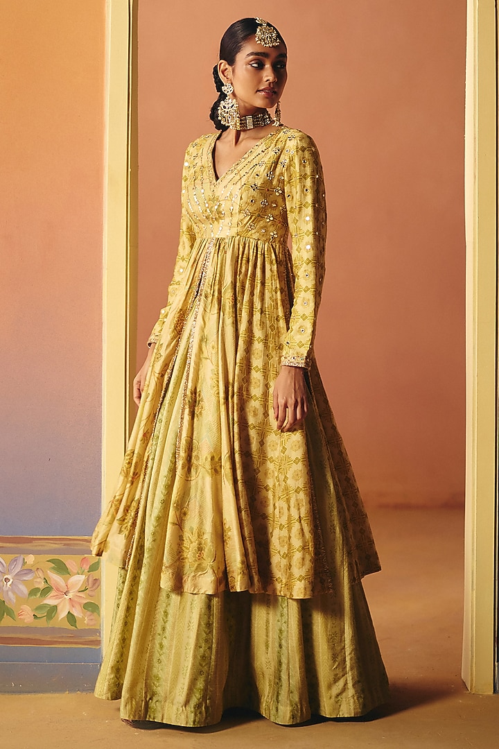 Ivory Dupion Silk Printed Pleated Skirt Set by Drishti & Zahabia at Pernia's Pop Up Shop