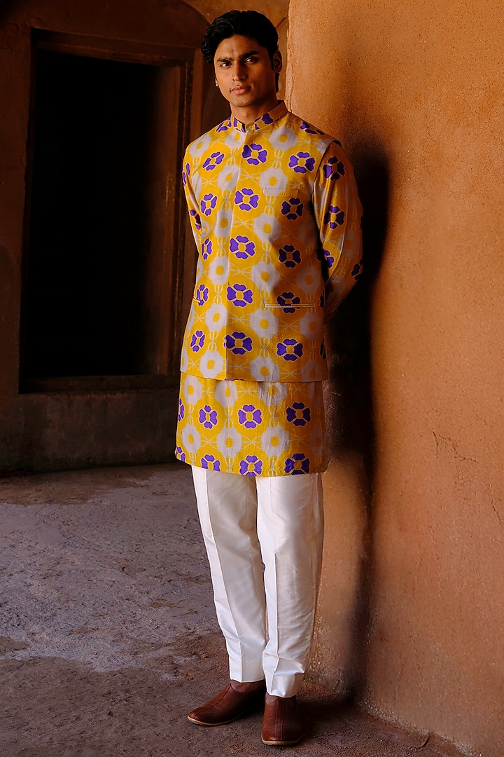 Yellow Dupion Silk Printed Bundi Jacket Set by Drishti & Zahabia Men at Pernia's Pop Up Shop