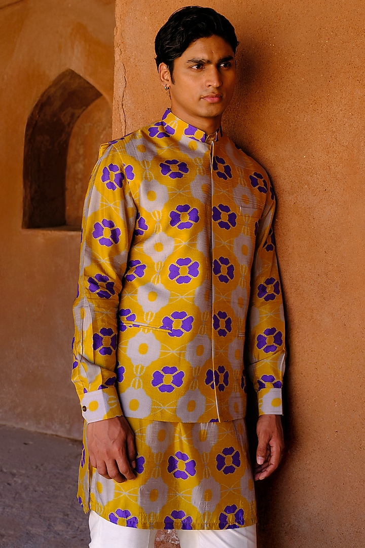 Yellow Dupion Silk Printed Bundi Jacket Set by Drishti & Zahabia Men at Pernia's Pop Up Shop