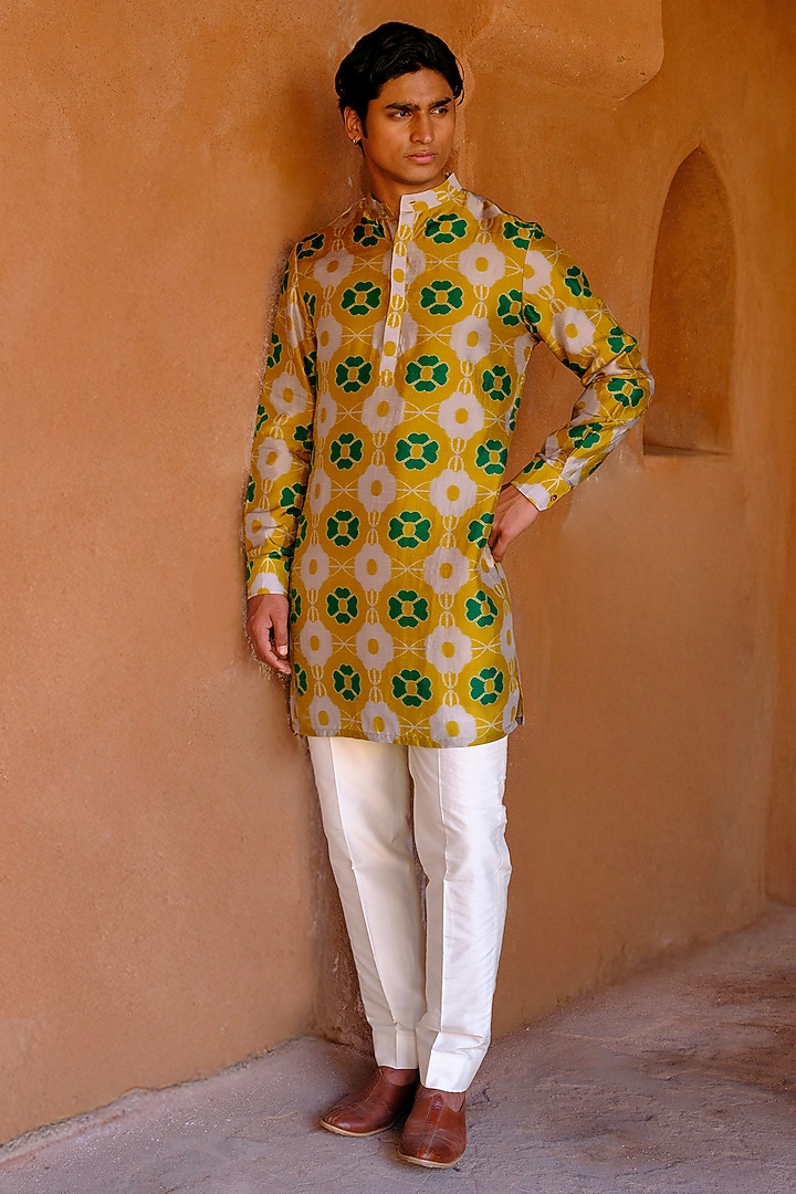 Green Dupion Silk Digital Printed Kurta Set by Drishti & Zahabia Men at Pernia's Pop Up Shop