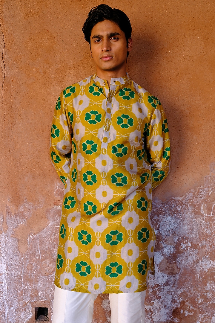 Green Dupion Silk Digital Printed Kurta Set by Drishti & Zahabia Men at Pernia's Pop Up Shop