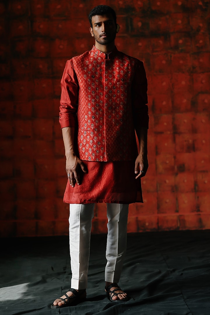 Brick Red Dupion Silk Digital Printed Bundi Jacket Set by Drishti & Zahabia Men at Pernia's Pop Up Shop