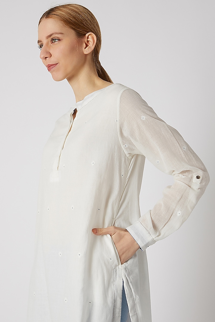 White Muslin Jamdani Kurta by DVAA at Pernia's Pop Up Shop