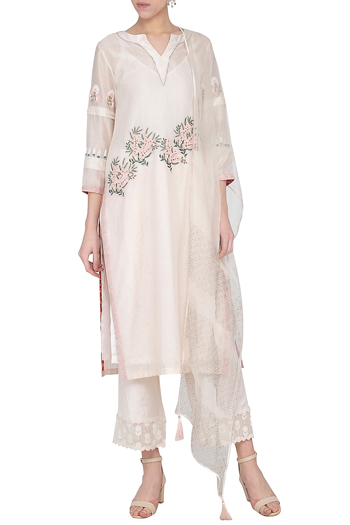 Off White Embroidered & Pintuck Kurta Set by Devnaagri at Pernia's Pop Up Shop