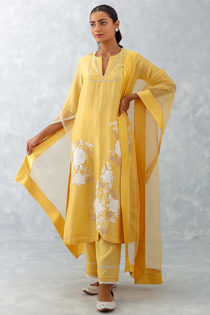 Mango Yellow Chanderi Embroidered Kurta Set by Devnaagri at Pernia's Pop Up Shop
