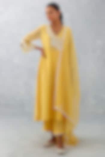 Mango Yellow Chanderi Embroidered Kurta Set by Devnaagri at Pernia's Pop Up Shop