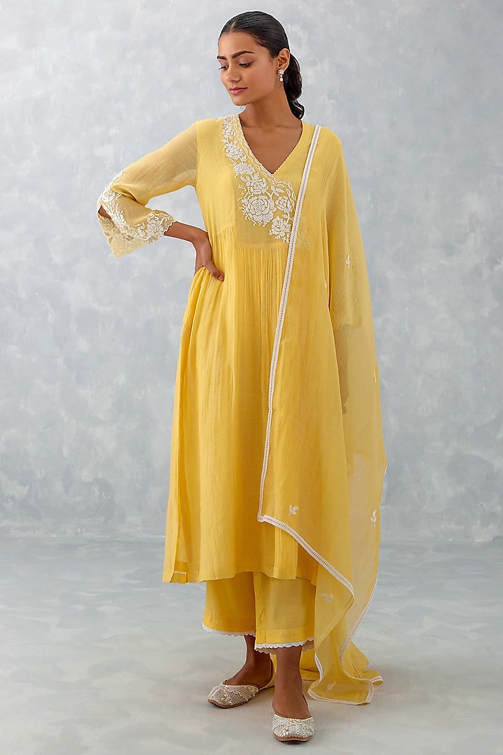 Mango Yellow Chanderi Embroidered Kurta Set by Devnaagri at Pernia's Pop Up Shop