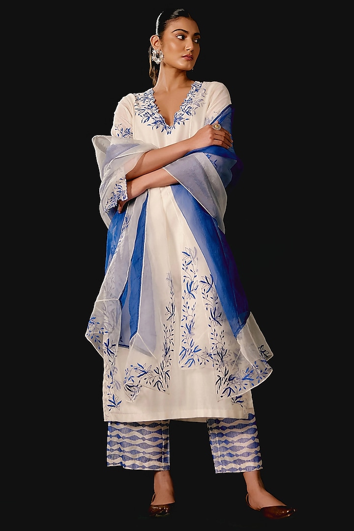 Ivory Silk Chanderi Resham Embroidered Kurta Set by Devnaagri at Pernia's Pop Up Shop
