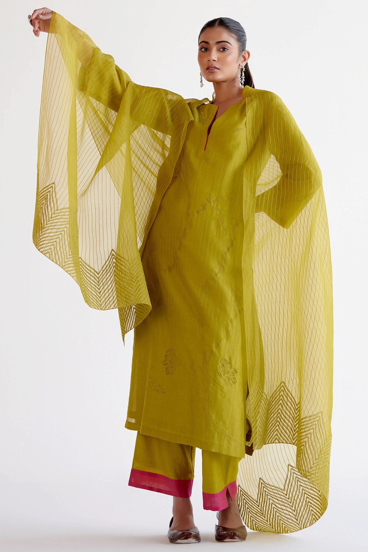 Green Silk Chanderi Resham Embroidered Kurta Set by Devnaagri at Pernia's Pop Up Shop