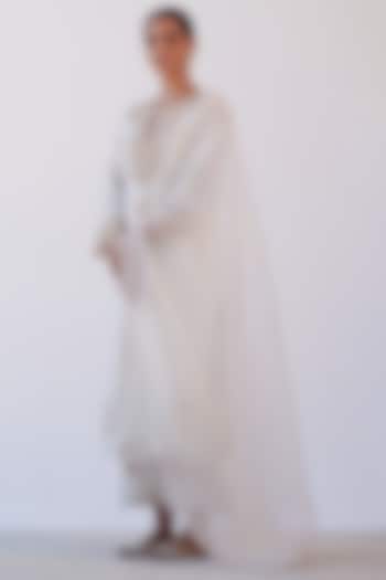 Ivory Embroidered Kurta Set by Devnaagri at Pernia's Pop Up Shop