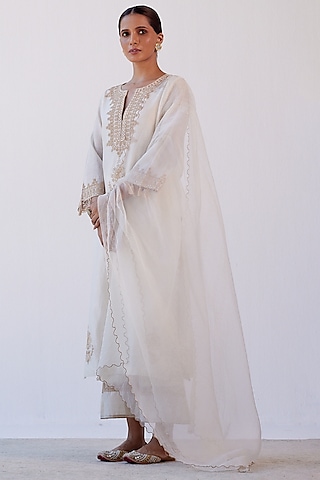 Ivory Embroidered Kurta Set by Devnaagri